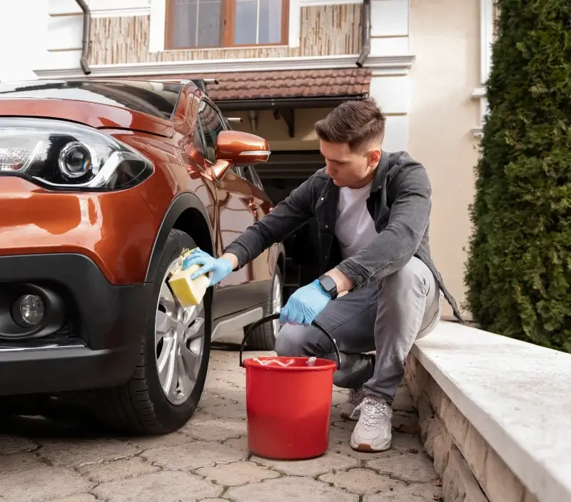 Lavage auto à domicile Saint-Malo : professionnel intervenant sur un véhicule
